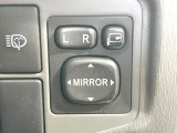 【電動格納ミラー】サイドミラーは電動格納式となっており、狭い駐車場でもキズがつくリスクを抑えられます。
