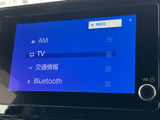 AMやテレビ、交通情報、Bluetoothなどの項目が一覧で表示され、使いたい音源を選びやすい構成です。画面上で項目を確認でき、日々の移動中にも活用できます。