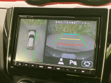後方の映像に加えて車両周辺の表示も確認でき、駐車時の安全確認をサポートします。目安となるガイド線も表示され、周囲を確かめながら操作できます。