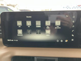 AM・FMやBluetoothなど、選べる音源が画面上に並び、使いたい項目を確認しやすい表示です。音楽やラジオを日々の移動中に楽しみたい方にも、選択肢が分かりやすく便利にお使いいただけます。