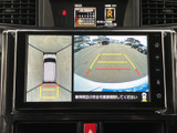 後退時に車両後方や周囲の様子を画面で確認でき、駐車や狭い場所での切り返しをサポートします。目安線も表示されるため、位置を把握しやすく便利です。