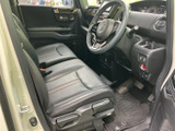 運転席まわりは前方を見渡しやすいレイアウトで、座面や背もたれにもゆとりを感じられます。黒を基調とした落ち着いた室内で、乗り込んだ際の清潔感にも配慮された印象です。