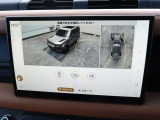【3Dサラウンドカメラ】周囲の安全確認をアシストする機能です。3D車外ビュー、360&deg;オーバーヘッドビューを 利用して、狭いスペースでも安心、スムーズに運転操作ができます。