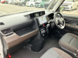 助手席からは前方の視界が広がり、運転席との距離感も近いレイアウトです。落ち着いた色合いでまとめられた空間に、ゆとりある足元を確保し、同乗者にもくつろいでいただけます。