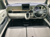 画面と操作部が運転席から手の届きやすい位置にまとまり、前方を確認しながら使いやすい配置です。周辺の収納や空調操作部も見渡しやすく、毎日の移動を支える使い勝手に配慮されています。