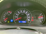 速度やエンジン回転数、燃料残量など、運転に必要な情報をメーターで確認できます。表示が見渡しやすく、中央には走行距離などを示す液晶表示も備わり、日常の確認に便利です。