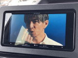 映像を大きく表示でき、停車中にテレビ番組を楽しめる装備です。画面の見やすさもあり、休憩時間や待ち合わせの合間など、車内で過ごすひとときを快適に演出します。