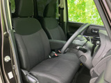 前席は体を預けやすい形状で、運転席と助手席の間にはアームレストも備わります。前方の視界が広く、助手席の方もゆったり過ごしやすい室内です。