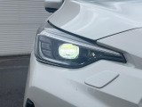 【LEDヘッドライト】悪天候や夜間走行時も良好な視界を確保し安心して運転できる高輝度LEDヘッドライトを装備!点灯速度が早く、消費電力も抑えられています。