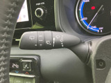 ワイパーに関する表示がレバー上にまとまり、マークを確認しながら操作できます。運転席から手を伸ばしやすい位置に配置され、天候の変化に応じた対応を支えます。