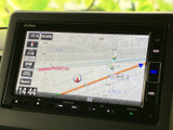 道路や周辺施設を画面で確認できる地図表示です。地名や目印も表示され、目的地までのルートを把握する際に役立ちます。縮尺表示もあり、近隣の道を確認したいときにも便利です。