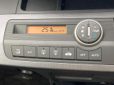 【オートエアコン】一度お好みの温度に設定すれば、車内の温度を検知し風量や温度を自動で調整。暑い&hellip;寒い&hellip;と何度もスイッチ操作をする必要はありません。快適な車内空間には必須の機能ですね♪