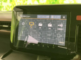 テレビやラジオ、スマートフォン連携など、複数の音声・映像ソースを一覧で選べる画面です。使いたい項目を見つけやすく、好みに合わせて活用できます。