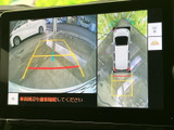 後方映像に加えて車両周辺の様子も画面で確認でき、駐車時の周囲確認をサポートします。ガイド表示もあり、車庫入れの際に活用できます。