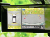 後方の映像に加えて車両周辺の表示も確認でき、駐車時の周囲確認をサポートします。画面上の目安を参考にしながら後退でき、狭い場所での駐車にも役立ちます。