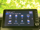 CDやラジオ、テレビ、HDMIなど複数の音源・映像ソースを選べる画面を備えています。アイコンが並び、使いたい機能を見つけやすい構成です。日々の移動に合わせてお好みのメディアを選べます。