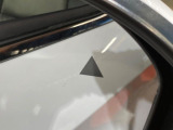 【ブラインドスポットワーニング】走行中、ドアミラーの死角になりやすい箇所に後続車が接近するとサイドミラー付近に警告を表示、ドライバーに注意喚起をしてくれます。