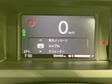 速度やシフト位置、外気温、時刻などを表示するディスプレイを備え、運転に必要な情報をひと目で確認できます。表示項目が画面にまとまり、走行中も情報を把握しやすい構成です。
