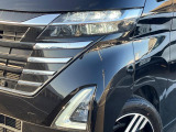 【LEDヘッドライト】悪天候や夜間走行時も良好な視界を確保し安心して運転できる高輝度LEDヘッドライトを装備!点灯速度が早く、消費電力も抑えられています。