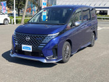 立体感のあるフロントグリルとシャープなランプが目を引き、ブルーのボディカラーが街中でも印象的な佇まいを演出します。すっきりまとまった前まわりも魅力です。