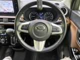 握りやすい形状で、左右のスイッチも手元にまとまっています。運転姿勢を保ったまま各種操作に移りやすく、メーター類も視界に収まる扱いやすい運転席です。