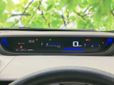 速度やシフト位置などの情報が中央にまとまり、運転に必要な表示を視線の近くで確認できます。表示がすっきりと整理されており、走行中も必要な情報を把握しやすいメーターです。