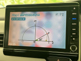 テレビの映像を画面で確認でき、停車中の休憩時間などに視聴を楽しめます。画面上の表示も見やすく、移動の合間にひと息つきたいときに便利な装備としてお使いいただけます。