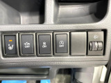 【アイドリングストップ】赤信号や渋滞で停車した際にエンジンを停止し、無駄な燃料の消費を抑えます。燃費向上や環境保護につなげる機能♪エンジンはブレーキを離せば再始動します。