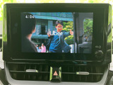 テレビ番組を画面で楽しめる装備です。停車中の休憩時間などに映像を視聴でき、車内で過ごすひとときを充実させてくれます。視聴は安全のため停車中にお楽しみください。