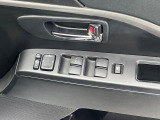 【電動格納ミラー】サイドミラーは電動格納式となっており、狭い駐車場でもキズがつくリスクを抑えられます。