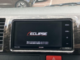 画面と周囲のボタンが見やすくまとまり、運転席から確認しやすい位置に設置されています。メニュー表示に加え、音量調整用のボタンも備わり、日々の移動を便利にサポートします。