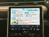停車中にはテレビ番組の映像を画面で視聴でき、待ち時間も車内で過ごしやすくなります。タッチ画面に情報が見やすく表示され、日常のひと休みにも活用いただけます。