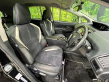 運転席まわりには十分なスペースがあり、大柄な方でもゆったり運転していただける環境です。