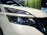 【LEDヘッドライト】悪天候や夜間走行時も良好な視界を確保し安心して運転できる高輝度LEDヘッドライトを装備!点灯速度が早く、消費電力も抑えられています。