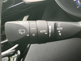 レバー上にワイパー関連の表示が見やすく並び、必要な操作を目で追いやすい配置です。運転席から手を伸ばしやすい位置にあり、雨の日も扱いやすさに配慮されています。
