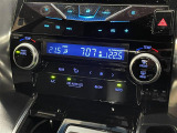 【左右独立オートエアコン】左右独立型、いわゆるデュアルエアコンです。運転席と助手席でそれぞれお好みの温度を設定可能です。