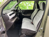 前席は明るいシートと見通しのよい窓が特徴で、落ち着いて座れる空間です。運転席から助手席まで視線が届きやすく、乗る方それぞれがくつろぎやすい室内です。