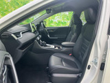 運転席と助手席が並ぶ前席は、周囲を見渡しやすく開放感のある室内空間。座面や背もたれにゆとりがあり、乗り込んだ方が落ち着いて過ごしやすいレイアウトです。