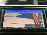 地図上に周辺の道路や施設が表示され、目的地までのルート確認に役立ちます。画面内の案内表示も見やすく、初めての場所へ向かう際にも経路を把握しやすい装備です。