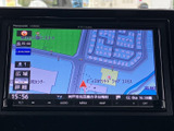 周辺の道路や施設を地図上で確認できるナビ画面です。現在地を示すマークや時刻、案内情報も表示され、目的地までのルート確認に役立ちます。日々の移動をサポートします。