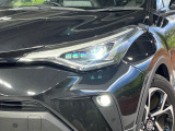 【LEDヘッドライト】悪天候や夜間走行時も良好な視界を確保し安心して運転できる高輝度LEDヘッドライトを装備!点灯速度が早く、消費電力も抑えられています。
