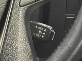 【レーダークルーズコントロール】従来のクルコンの機能に加え、先行車に接近すると、安全な車間距離を保ちながら先行車の車速に合わせ追従するシステム。