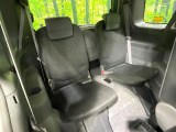 床下収納式のサードシートです。座席部分をコンパクトに収納でき、広大な荷室スペースとしてお使いいただけます!乗車人数や荷物の量など利用シーンに合わせて3列目を有効活用でき、とっても便利♪