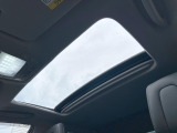 【サンルーフ】開放感たっぷりの希少装備、サンルーフが装着されています!車内に明かりを取り入れたり景色を楽しむ以外にも、車内の空気も簡単に換気できて快適です!