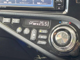 【オートエアコン】一度お好みの温度に設定すれば、車内の温度を検知し風量や温度を自動で調整。暑い&hellip;寒い&hellip;と何度もスイッチ操作をする必要はありません。快適な車内空間には必須の機能ですね♪