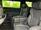 ゆったりとしたシートに肘掛けが備わり、乗車中にくつろぎやすい後席空間です。窓が大きく外の景色を楽しめるため、ご家族やご友人との移動でも同乗者に快適に過ごしていただけます。