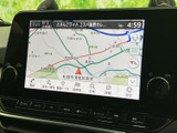 道路や周辺施設を地図上で確認でき、現在地周辺の把握に役立ちます。画面下部には目的地や詳細などの項目が並び、行き先の設定も進めやすい構成です。