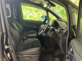 運転席まわりを見渡しやすく、前方の視界も確保しやすいレイアウトです。シートは身体を預けやすい形状で、乗り降りの際もゆとりを感じられます。