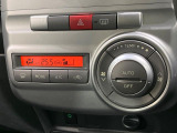 【オートエアコン】一度お好みの温度に設定すれば、車内の温度を検知し風量や温度を自動で調整。暑い&hellip;寒い&hellip;と何度もスイッチ操作をする必要はありません。快適な車内空間には必須の機能ですね♪