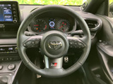 ステアリングの左右には複数のスイッチが備わり、運転姿勢を大きく変えずに各種操作へ手を伸ばせます。メーターや周囲の装備も見渡しやすく、日々の運転で使う操作部が手元にまとまった実用的なレイアウトです。